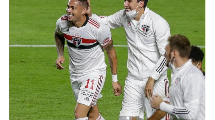 Pablo e Luciano comemorando vitória do São Paulo (Foto: Marcello Zambrana/AGIF)