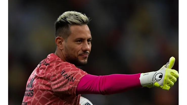 - Diego Alves tem contrato com o Fla até dezembro de 2022