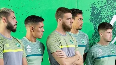 Foto: (Twitter Oficial Chapecoense/@ChapecoenseReal/Cristian Madoglio/ACF/Divulgação) - Igor Bohn, ao centro, falou sobre a briga pela titularidade na Chapecoense