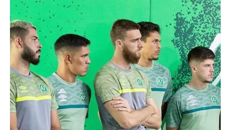 Foto: (Twitter Oficial Chapecoense/@ChapecoenseReal/Cristian Madoglio/ACF/Divulgação) - Igor Bohn, ao centro, falou sobre a briga pela titularidade na Chapecoense