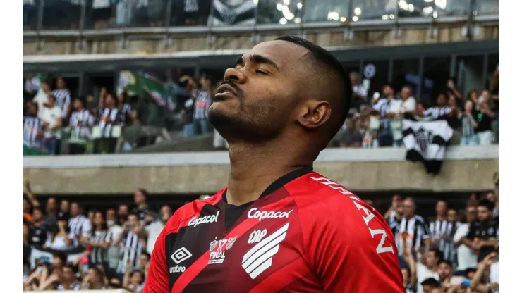 Nikão se tornou ídolo no Athletico Paranaense (Foto: Fernando Moreno/AGIF)