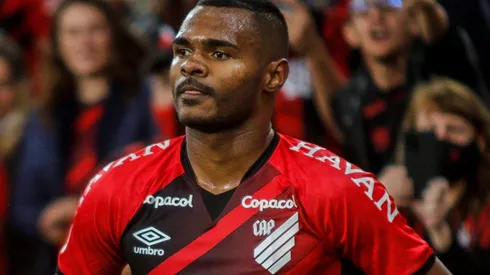 Foto: Gabriel Machado/AGIF - Nikão despertou o interesse do Inter após fim de contrato com o Athletico