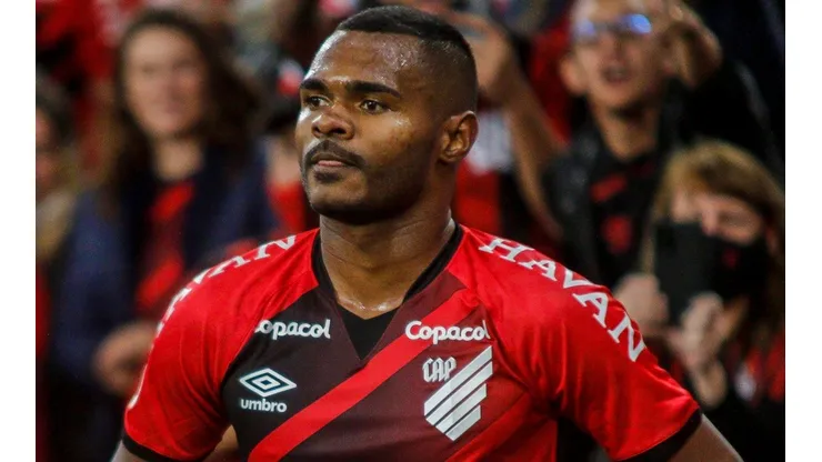 Foto: Gabriel Machado/AGIF - Nikão despertou o interesse do Inter após fim de contrato com o Athletico