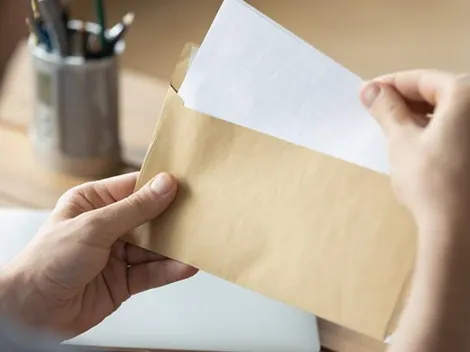 Mulher viraliza na internet após revelar carta bizarra; a correspondência tinha detalhes desconcertantes