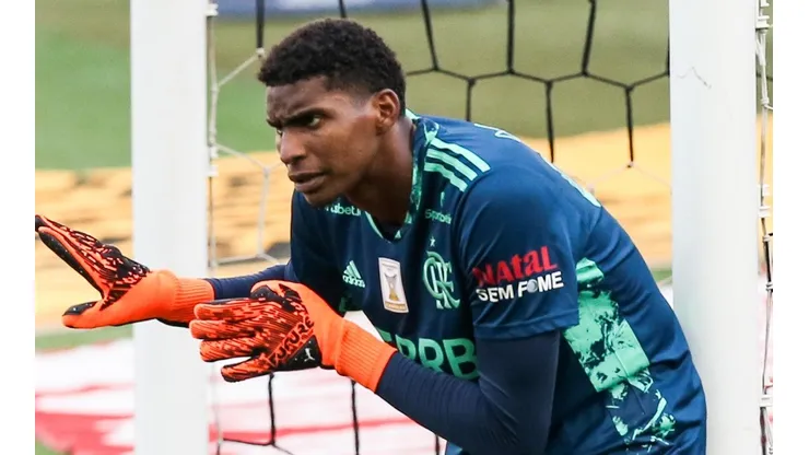Foto: Alexandre Schneider/Getty Images | Hugo Souza projeta 2022 no Flamengo