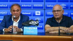 Foto: Lucas Uebel/Grêmio/Divulgação - VP Dênis Abrahão e presidente Romildo Bolzan Júnior: diretoria quer renovar com atacante para 2022