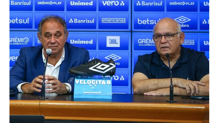 Foto: Lucas Uebel/Grêmio/Divulgação - VP Dênis Abrahão e presidente Romildo Bolzan Júnior: diretoria quer renovar com atacante para 2022