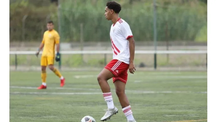 Divulgação Instagram/ Matheus Costa fala sobre a vida em Portugal, onde joga na base pelo Vilafranquense