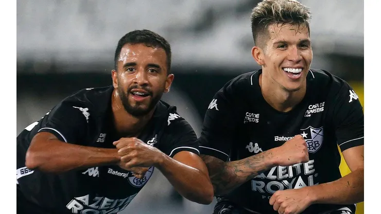 Foto: Vitor Silva/Botafogo - Bruno Nazário (à dir.) defendeu Botafogo em 2020 e agora está com negociação em andamento com Vasco