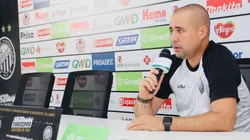 Foto: (Site Oficial Operário Ferroviário/André Jonsson/OFEC) - Ricardo Catalá durante entrevista coletiva do Operário