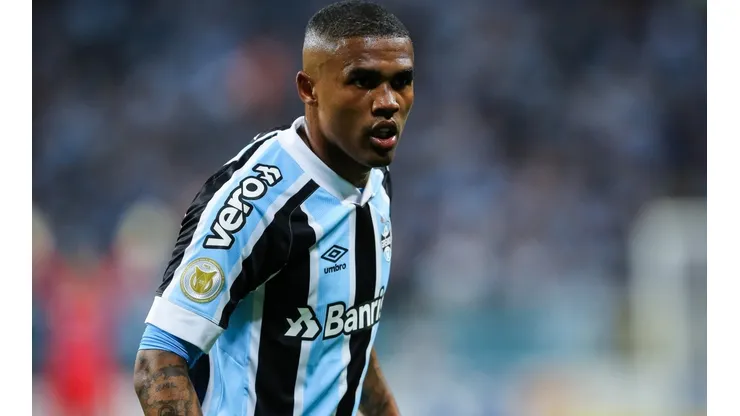 Foto: Pedro H. Tesch/AGIF - Novela entre Douglas Costa e Grêmio ganha novo capítulo