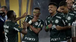 Foto: Staff Images/Conmebol - Danilo, Patrick de Paula e Gabriel Menino vibram com título da Libertadores em cima do Santos