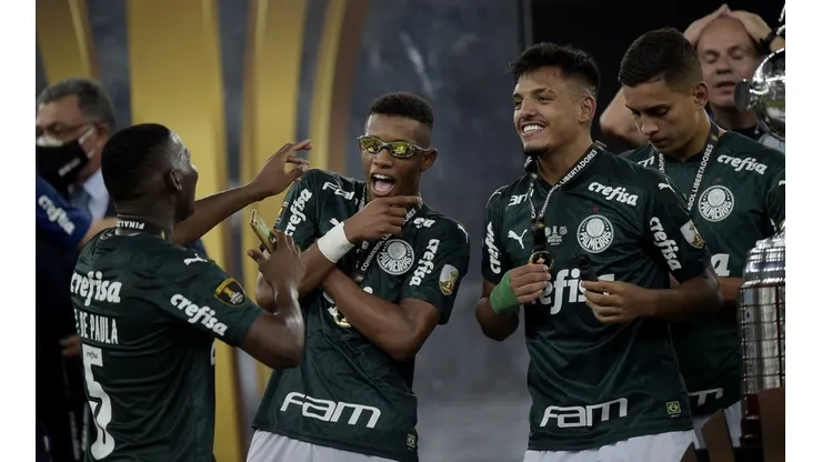 Foto: Staff Images/Conmebol - Danilo, Patrick de Paula e Gabriel Menino vibram com título da Libertadores em cima do Santos