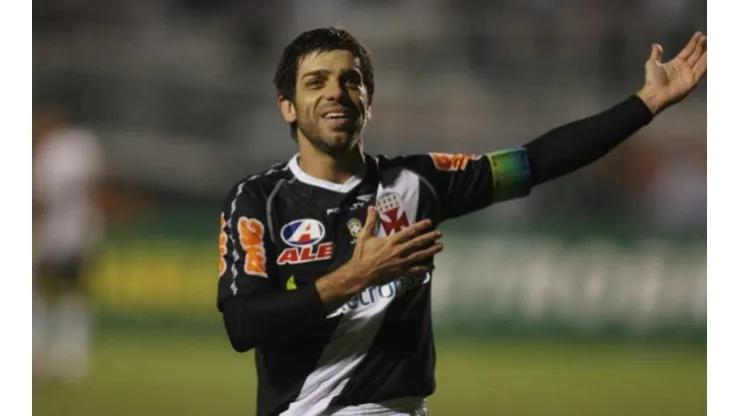 Juninho com a camisa do Vasco (Foto: site oficial do Vasco)
