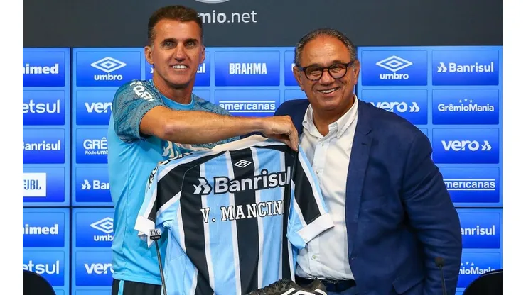 Foto: Lucas Uebel/Grêmio/Divulgação - Mancini e Dênis Abrahão: Tricolor já definiu suas prioridades no mercado da bola