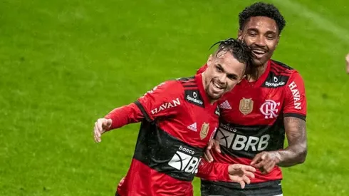 Foto: Alexandre Vidal/CRF - Vitinho (à dir.) tem sondagem do mundo árabe, mas tendência é renovação no Flamengo