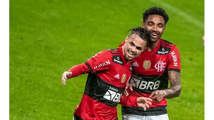 Foto: Alexandre Vidal/CRF - Vitinho (à dir.) tem sondagem do mundo árabe, mas tendência é renovação no Flamengo
