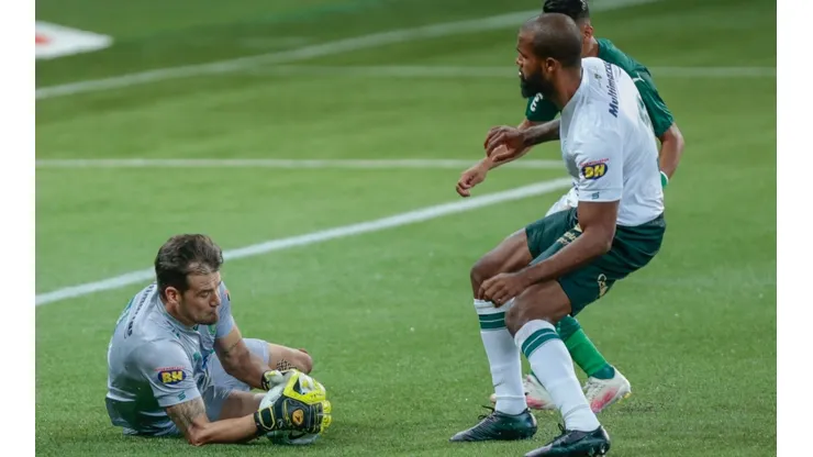 Foto: Marcello Zambrana/AGIF - Goleiro Matheus Cavichioli foi um dos destaques do Brasileirão de 2021 pelo Coelho