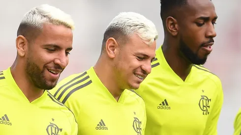 Foto: David Ramos - FIFA/FIFA via Getty Images - Hugo Moura (ao meio) tem negociações em andamento para trocar o Flamengo pelo Athletico em 2022