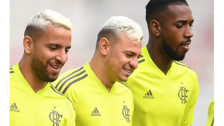 Foto: David Ramos - FIFA/FIFA via Getty Images - Hugo Moura (ao meio) tem negociações em andamento para trocar o Flamengo pelo Athletico em 2022