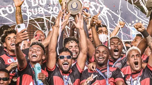 Foto: Twitter oficial do Vitória - Meninos do time sub-20 do Leão, campeõs da Copa do Nordeste