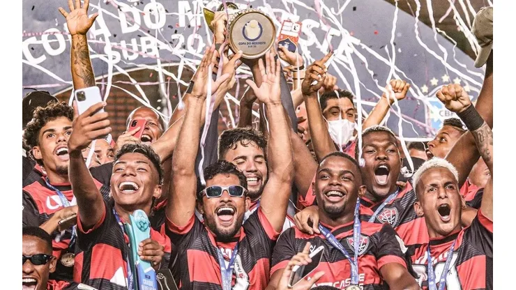 Foto: Twitter oficial do Vitória - Meninos do time sub-20 do Leão, campeõs da Copa do Nordeste