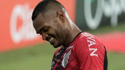 Foto: (Robson Mafra/AGIF) - Nikão, ex-Athletico-PR, está próximo de ser anunciado pelo Internacional