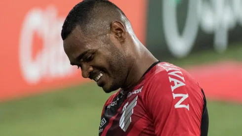 Foto: (Robson Mafra/AGIF) - Nikão, ex-Athletico-PR, está próximo de ser anunciado pelo Internacional