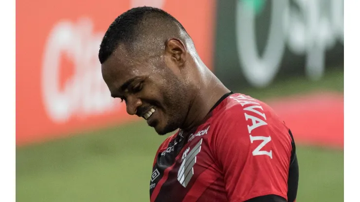 Foto: (Robson Mafra/AGIF) - Nikão, ex-Athletico-PR, está próximo de ser anunciado pelo Internacional