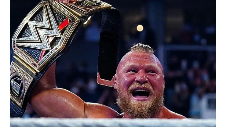 Brock Lesnar levanta o cinturão de campeão da WWE (Twitter/Reprodução)