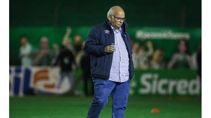 Foto: Fernando Alves/AGIF - Romildo abriu o jogo sobre o futuro de Douglas Costa