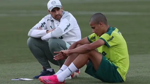 Foto: César Greco - Abel conversa com Giovani em treino no CT ao longo de 2021 - atacante terá mais oportunidades na próxima temporada