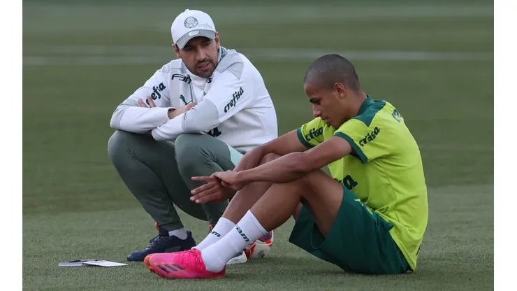 Foto: César Greco - Abel conversa com Giovani em treino no CT ao longo de 2021 - atacante terá mais oportunidades na próxima temporada