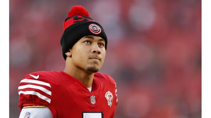 Trey Lance deverá ser o titular dos 49ers no jogo de hoje a tarde, contra os Texans (Getty Images)