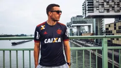 Foto: Twitter Oficial/@Podolski10 - Podolski já posou várias vezes com camisa do Flamengo após título da Copa de 2014