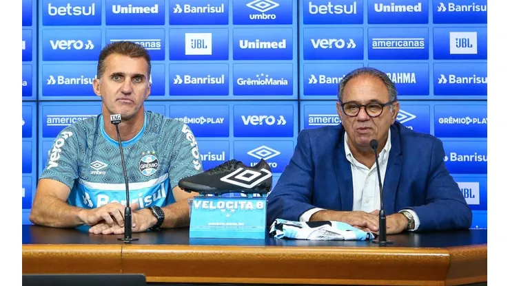Foto: Lucas Uebel/Grêmio/Divulgação: Mancini e Dênis Abrahão: treinador e VP de futebol estão de olho em reforços