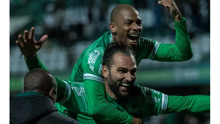 Foto: Robson Mafra/AGIF - Waguininho (de cima) entrou no radar do Vasco e deve ser anunciado nesta segunda (03)