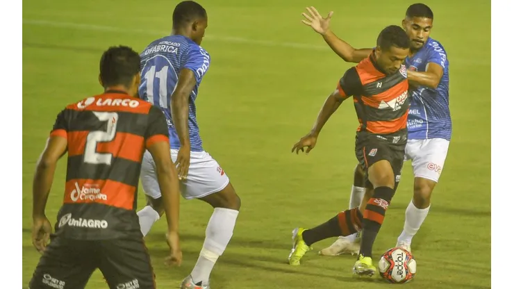Jhony Pinho/AGIF - Cedric jogador do Vitoria durante partida contra o Doce Mel no estádio Barradão pelo campeonato Baiano 2021