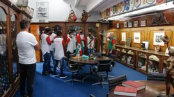 Jogadores inscritos na Copinha foram visitar o museu da Portuguesa (Foto: Twitter oficial da Portuguesa)