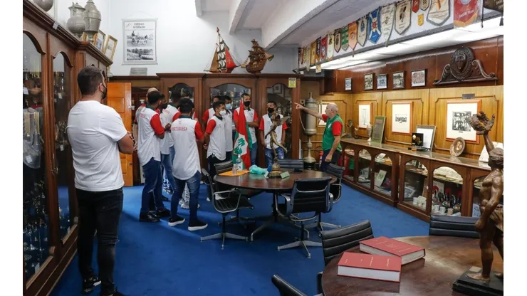 Jogadores inscritos na Copinha foram visitar o museu da Portuguesa (Foto: Twitter oficial da Portuguesa)