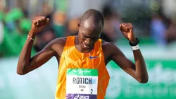 Elisha Rotich, campeão da maratona de Paris é o grande favortico (Foto: Getty images)