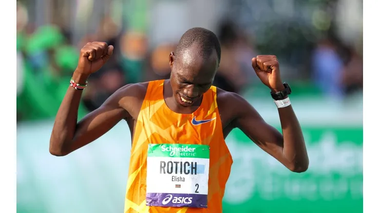 Elisha Rotich, campeão da maratona de Paris é o grande favortico (Foto: Getty images)