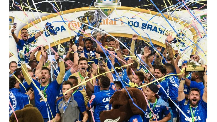 Pedro Vilela/Getty Images - Jogadores do Cruzeiro festejando a Copa do Brasil em 2017