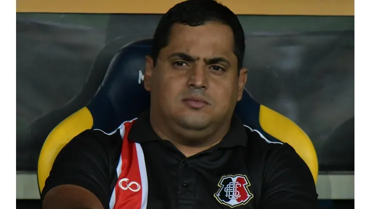 Foto: Thiago Ribeiro/AGIF - Leston Júnior, treinador do Santa Cruz