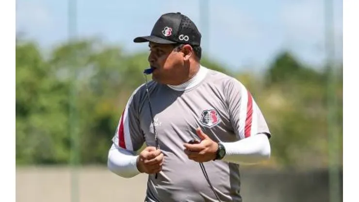 Foto: (Site Oficial Santa Cruz/Rafael Melo/Santa Cruz) - Leston Júnior mandou um recado para os jogadores do Santa Cruz, que estão em período de recesso