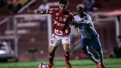 Alesson em ação pelo Vila Nova (Foto: Heber Gomes/AGIF)