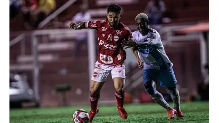 Alesson em ação pelo Vila Nova (Foto: Heber Gomes/AGIF)