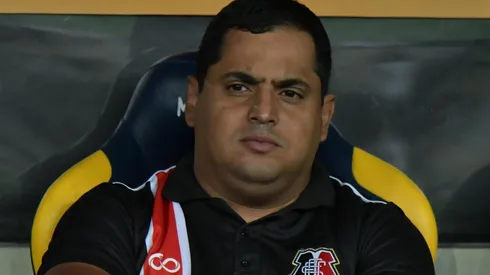 Foto: Thiago Ribeiro/AGIF - Leston Junior técnico do Santa Cruz