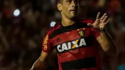 Diego Souza com a camisa do Sport (Foto: Clélio Tomaz/AGIF)
