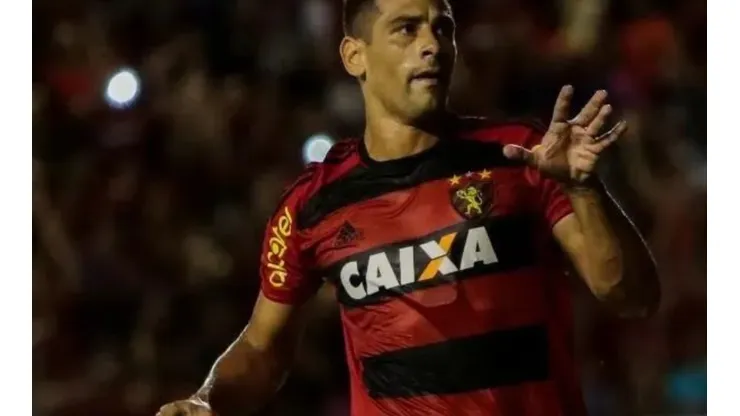 Diego Souza com a camisa do Sport (Foto: Clélio Tomaz/AGIF)